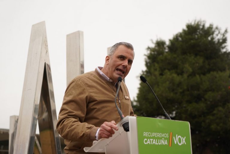 Ortega Smith desde Olot (Gerona): «Nosotros no somos ni el PP ni Cs. No hemos venido a rendirnos»