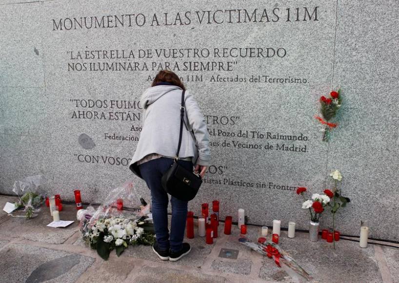 FOTOGRAFÍA. MADRID (ESPAÑA), 11.03.2020. Flores y velas junto al monumento a las víctimas de los atentados del 11M en la estación de Cercanías de El Pozo. Efe