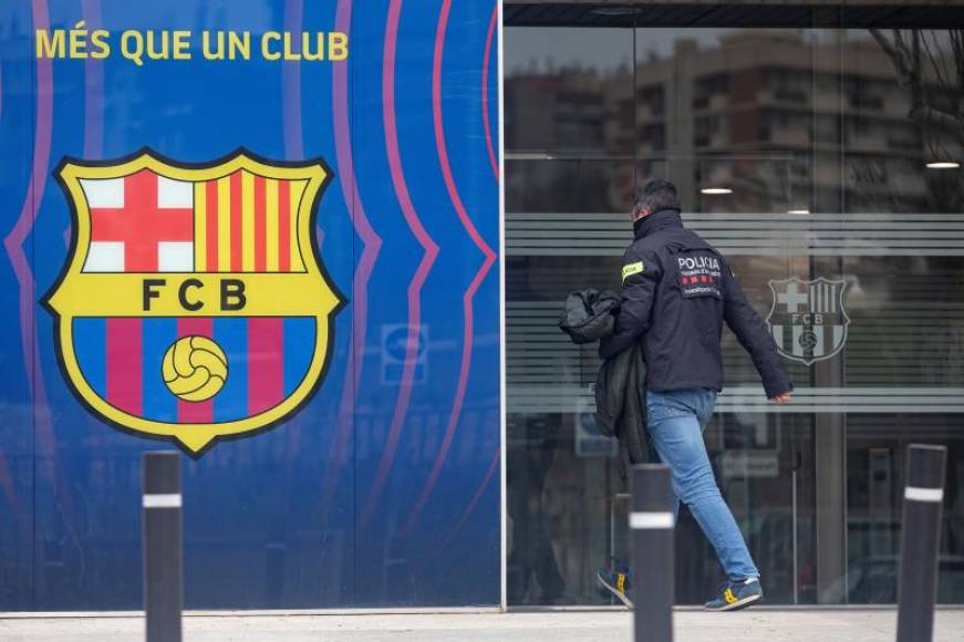 FOTOGRAFÍA. CAMPO NUEVO (ESTADIO DE FC BARCELONA) BARCELONA, 01.03.2021. Agentes del Área Central de Delitos Económicos de los Mossos d'Esquadralas detuvieron la expresidente de FC Barcelona, Josep María Bartomeu, por corrupción y tráfico de influencia. Efe