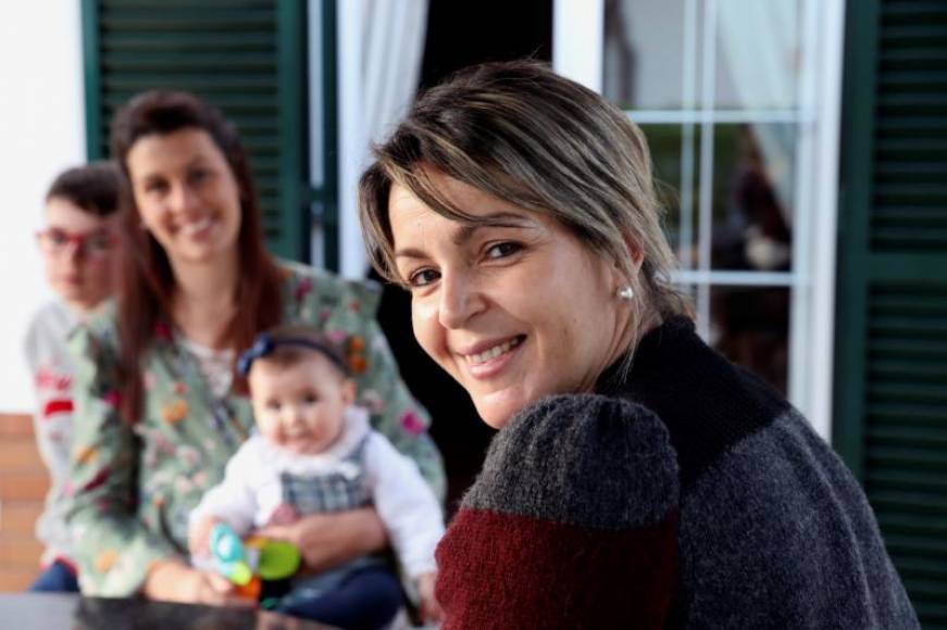 FOTOGRAFÍA. SEVILLA (ESPAÑA), 31.03.2021. La matrona portuguesa Patricia Jerónimo (d) y la madre lusa participante con sus hijos en el programa 'Janela Abierta', Daniela Lampreia (i). 'Ventana abierta a la familia'. Efe