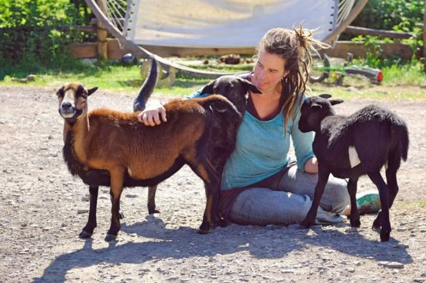 FOTOGRAFÍA. ALEMANIA, 21.03.2021. Lexa Voss, la responsable de una granja alemana que ofrece abrazar a sus ovejas y ocas. Efe