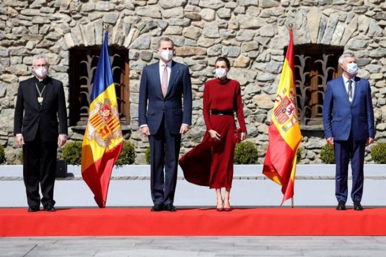 Los copríncipes de Andorra reciben a los reyes de España al iniciar su histórica visita