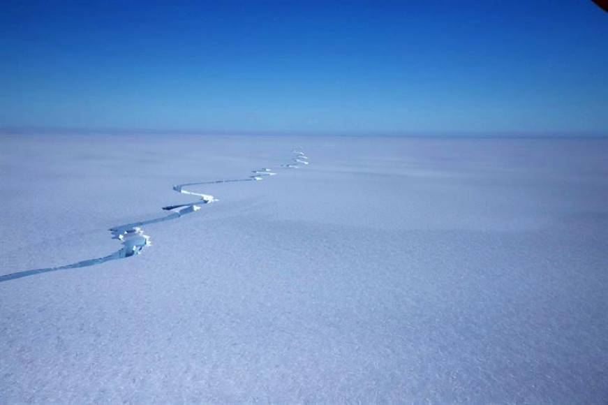 FOTOGRAFÍA. ANTÁRTIDA, 12.01.2021. Fotografía facilitada por el British Antarctic Survey (BAS) que muestra una grieta en la plataforma de hielo Brunt, el 12 de enero de 2021. Efe