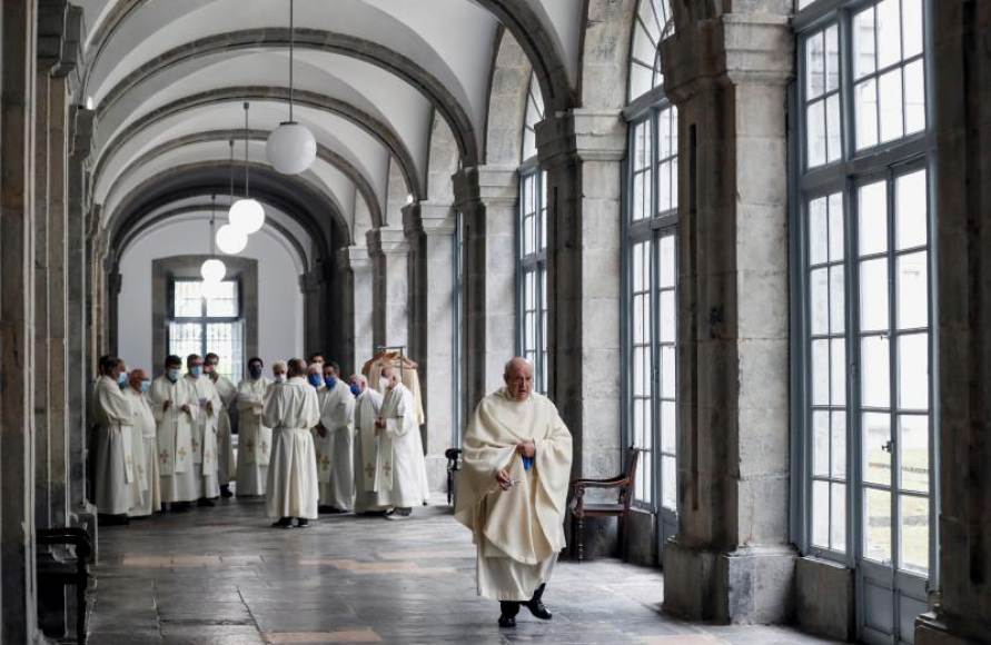 FOTOGRAFÍA. AZPEITIA (GUIPUZCOA) ESPAÑA, 30.07.2019. Un grupo de sacerdotes se prepara para asistir a la misa en honor al Día de San Ignacio en Azpeitia. Efe