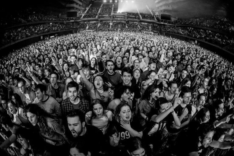Generalidad y Barcelona autorizan el concierto multitudinario de «Love of Lesbian» con más de 5 mil asistentes en pandemia