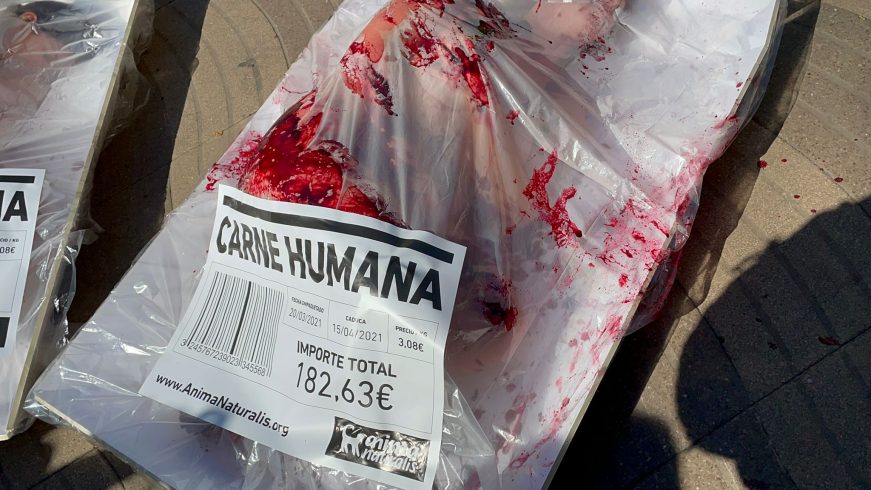 FOTOGRAFÍA. BARCELONA (ESPAÑA), 20.03.2021. La entidad animalista «Anima Naturalis» llama a la reflexión sobre la procedencia del covid 19. Ñ Pueblo (1)