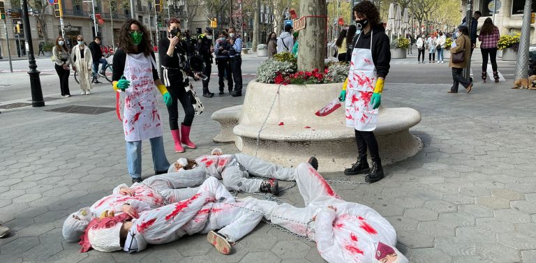 Animalistas se encadenan frente a la sede la UE en Barcelona contra la Política Agraria Común