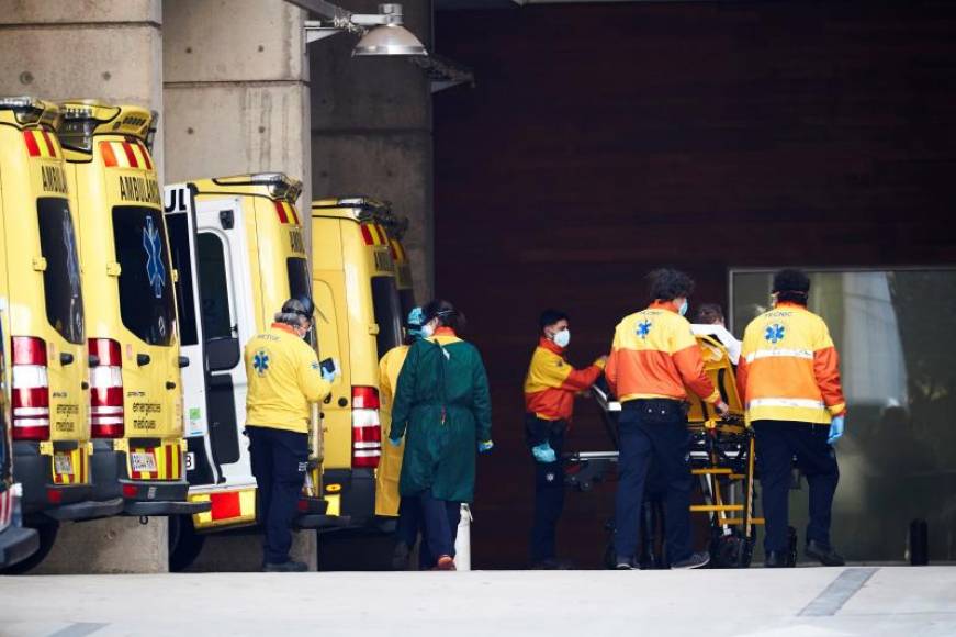 FOTOGRAFÍA. BARCELONA (ESPAÑA), 27.03.2021. Profesionales sanitarios trasladan a un paciente en el hospital de Bellvitge. Efe