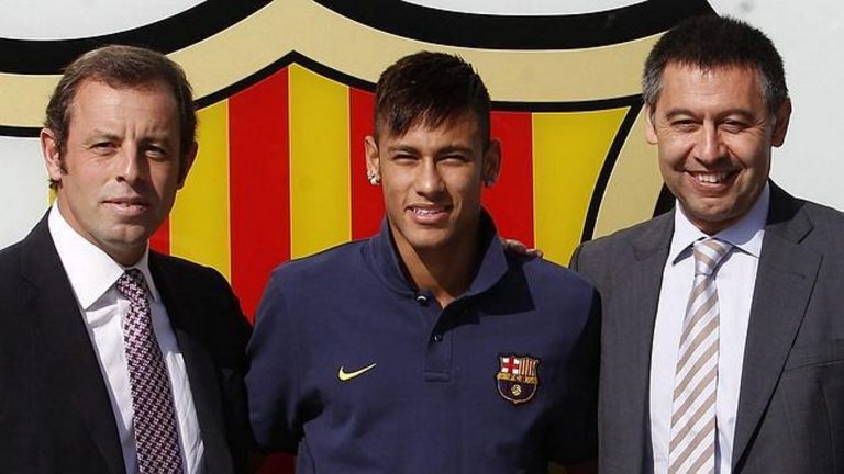 FOTOGRAFÍA. BARCELONA (ESPAÑA), AÑO 20215. El presidente de FC Barsa, Sandro Rosell (i), durante la presentación del futbolista brasileño, Neymar Junior, nuevo delantero de FC Barsa (c) junto al miembro de la junta directiva de FC Barcelona, Josep Bartomeu (d). Efe