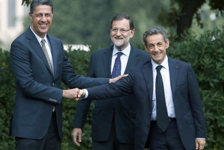 FOTOGRAFÍA. BARCELONA (ESPAÑA), DICIEMBRE DE 2015. El candidato del PPC al 27-, Xavier García Albiol (i), saluda al expresidente francés, Nicolás Sarkozy (d), en presencia del presidente del Gobierno, Mariano Rajoy (c), momentos antes de mantener un encuentro previo al mitin de cierre de campaña de los populares para las elecciones del 27S 2015 en Cataluña. Efe