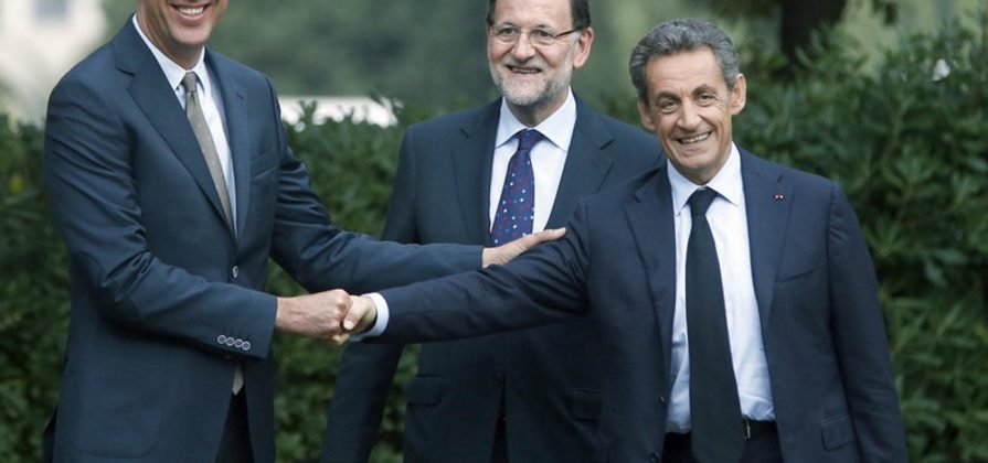FOTOGRAFÍA. BARCELONA (ESPAÑA), DICIEMBRE DE 2015. El candidato del PPC al 27-, Xavier García Albiol (i), saluda al expresidente francés, Nicolás Sarkozy (d), en presencia del presidente del Gobierno, Mariano Rajoy (c), momentos antes de mantener un encuentro previo al mitin de cierre de campaña de los populares para las elecciones del 27S 2015 en Cataluña. Efe