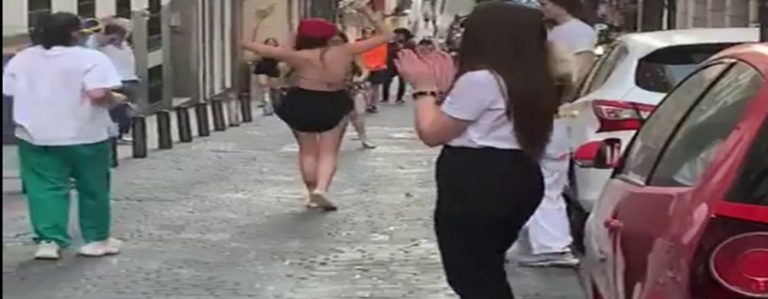 Varios jóvenes españoles celebran con fiesta y desfile por la calle el fin de confinamiento por COVID 19