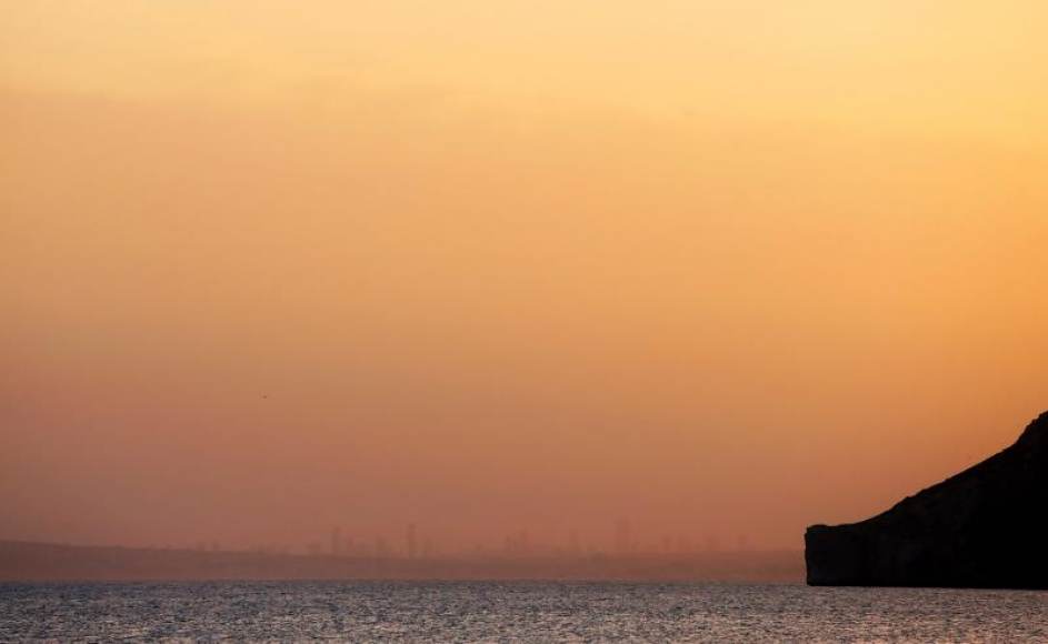 FOTOGRAFÍA. BENIDORM (ESPAÑA), 03.03.,2021. La línea de edificios de Benidorm asoma entre la bruma. Efe