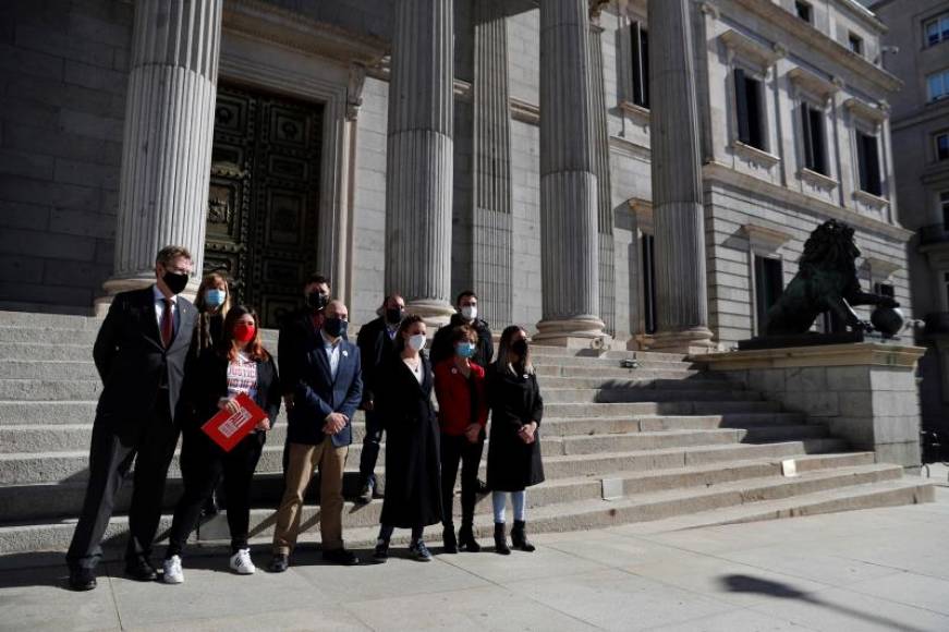 FOTOGRAFÍA. CONGRESO DE LOS DIPUTADOS (MADRID), 16.03.2021. El portavoz de ERC en el Congreso, Gabriel Rufián (C-atrás) junto con los diputados de JxCAT, Ferrán Bel (i). Efe