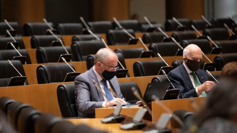 «Los obreros votan a VOX» porque Podemos, PSOE e IU, «promueven la inmigración ilegal»: Desplome de los sueldos e inseguridad