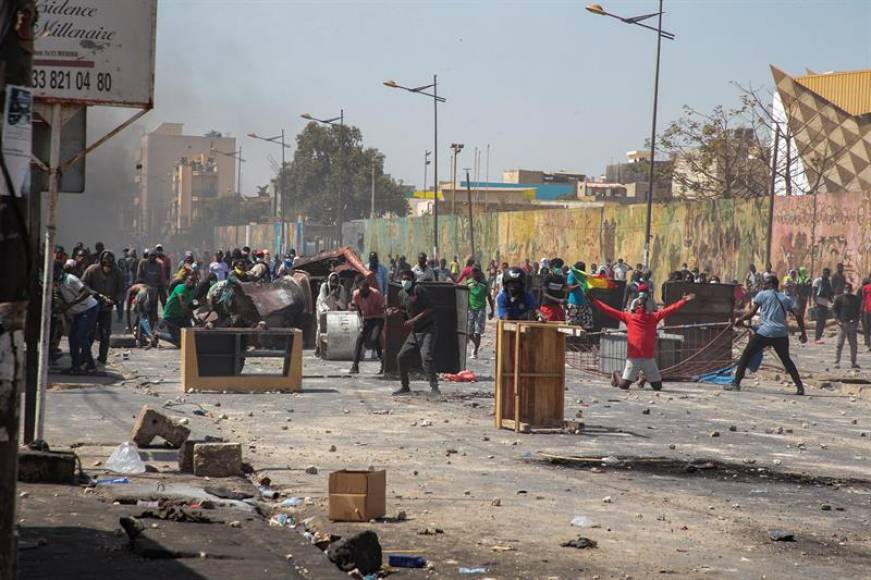 FOTOGRAFÍA. DAKAR (SENEGAL), 05.03.2021. 4 fallecidos en Senegal tras tres días de violentas protestas y saqueos por la detención del líder de la oposición, Ousmane Sonko. Efe