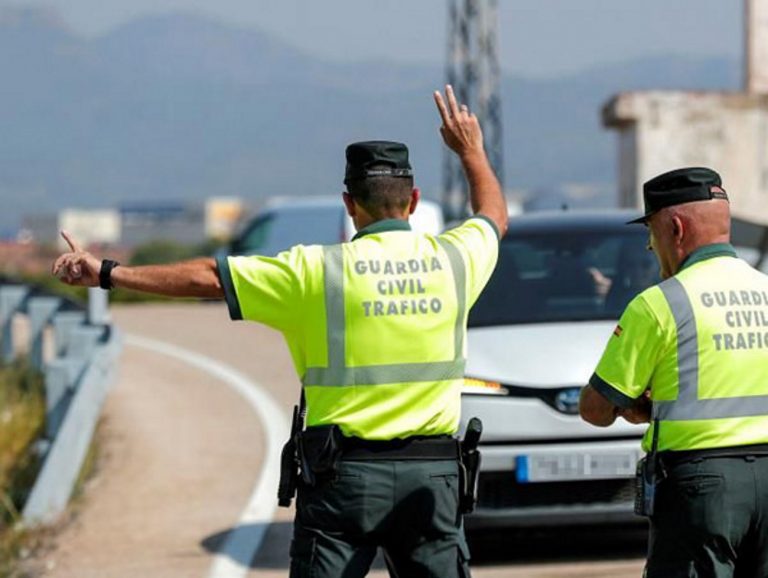 Muere un agente de la Guardia Civil de Tráfico al perder el control de la moto y golpearse contra el guardarraíl en la A-62