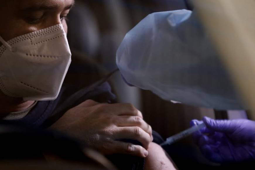 FOTOGRAFÍA. ESPAÑA, 09.03.2021. Un sanitario inocula una dosis de la vacuna contra el coronavirus. Efe