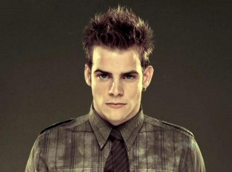 El cantante Álex Casademunt falleció al chocar frontalmente su coche con el autobús de la línea 5 de Mataró (Barcelona)