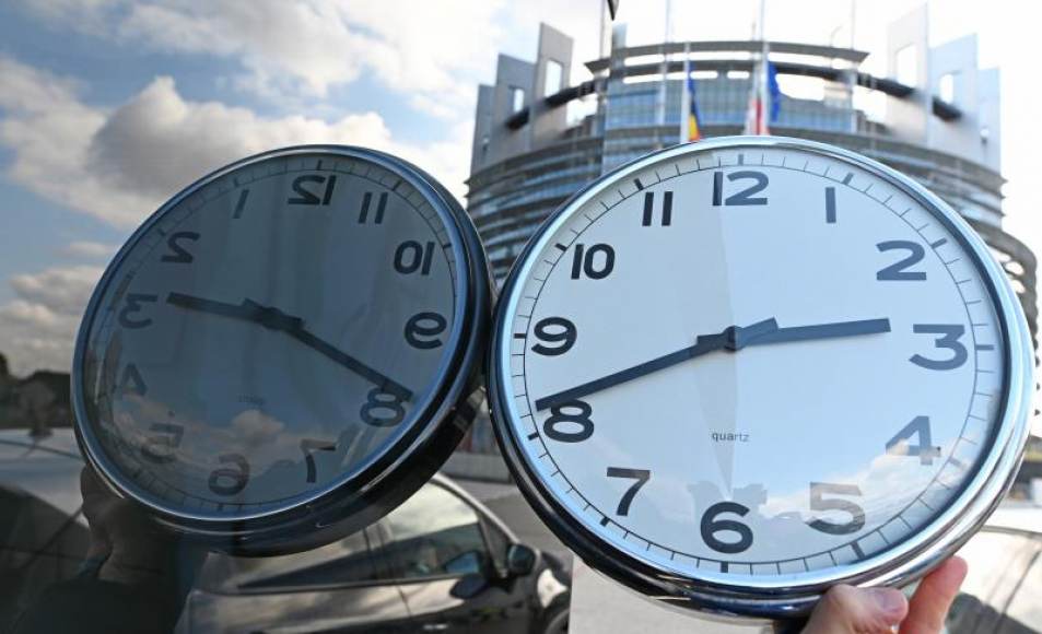 FOTOGRAFÍA. ESTRASBURGO (FRANCIA), 27.03.2021. Un reloj junto al Parlamento Europeo, en Estrasburgo (Francia). Efe