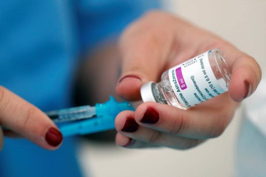 FOTOGRAFÍA. EUROPA, 15.03.2021. vacunación contra el coronavirus con el preparado de la compañía anglo-sueca AstraZeneca. Efe