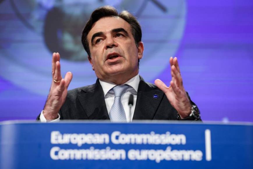 FOTOGRAFÍA. LISBOA (PORTUGAL), 01.03.2021. el vicepresidente de la CE Margaritis Schinas en rueda de prensa tras el consejo informal de ministros de Salud. Efe