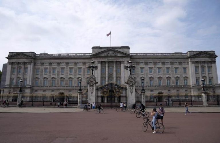 La casa real británica, «entristecida» tras conocer el sufrimiento de los duques de Sussex Enrique y Meghan,