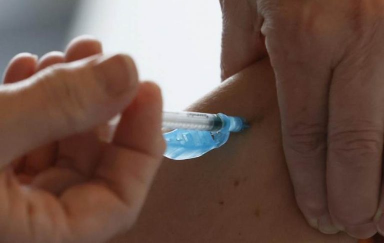 Autoridades sanitarias de Irlanda recomiendan suspenden la vacuna contra la covid 19 de AstraZeneca