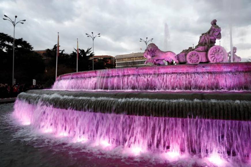 FOTOGRAFÍA. MADRID (ES.03.2021. La madrileña plaza de La Cibeles luce en tonos morados durante una marcha feminista de Madrid. Efe