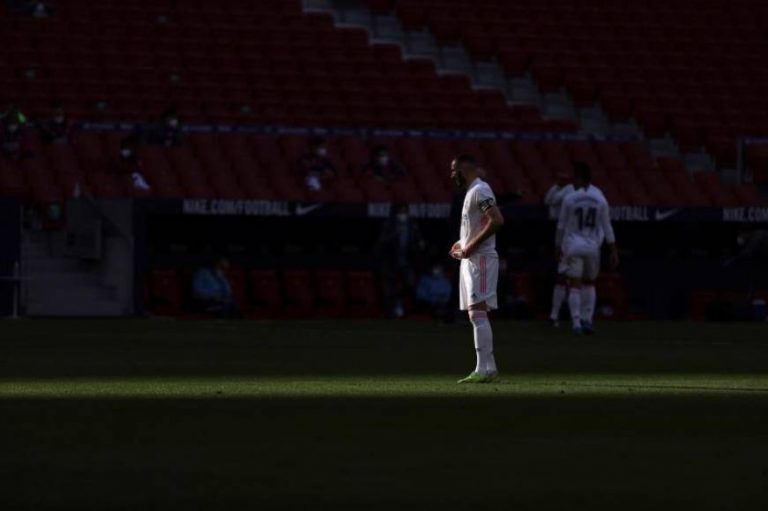 El Atlético perdona y el Madrid sobrevive (1-1)
