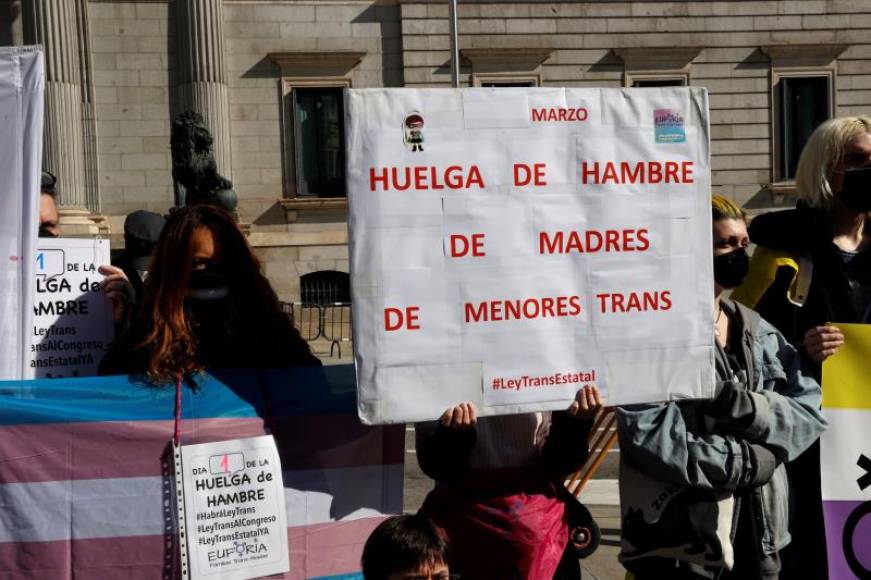 FOTOGRAFÍA. MADRID (ESPAÑA), 10.03.2021. Actividades de asociaciones de personas trans anuncian el inicio de una huelga de hambre, para presionar al PSOE y Podemos. Efe