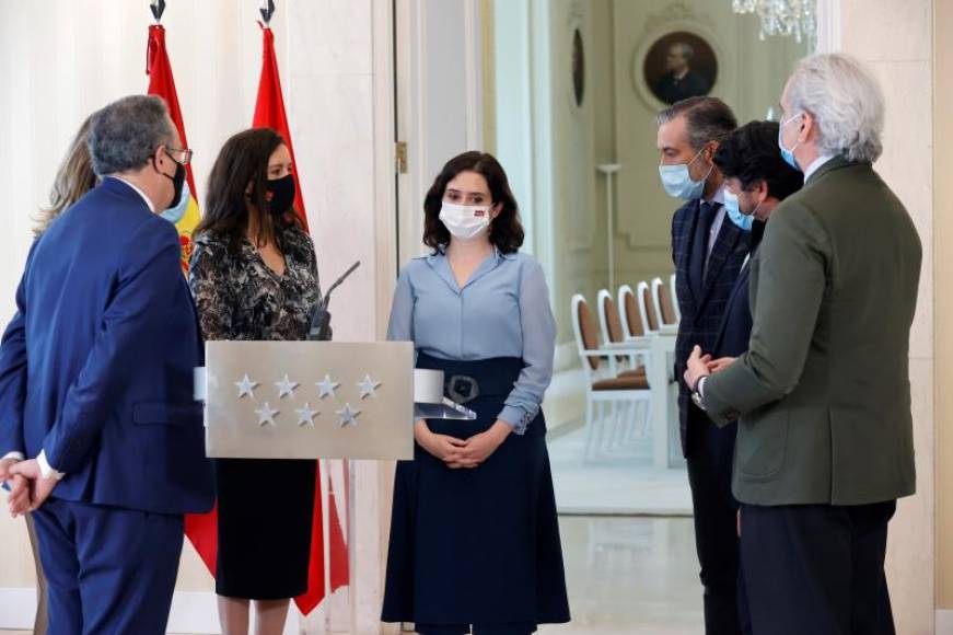FOTOGRAFÍA. MADRID (ESPAÑA), 10.03.2021. La presidente madrileña, Isabel Díaz  Ayuso  (PP), rodeada por sus consejeros. Efe
