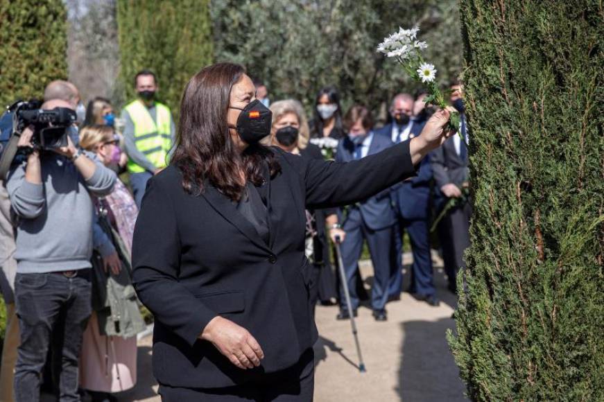 FOTOGRAFÍA. MADRID (ESPAÑA), 11.03.2021. La presidente de la Asociación Víctimas del Terrorismo, Maite Araluce, deposita flores en el Bosque del Recuerdo del madrileño Parque del Retiro. Efe