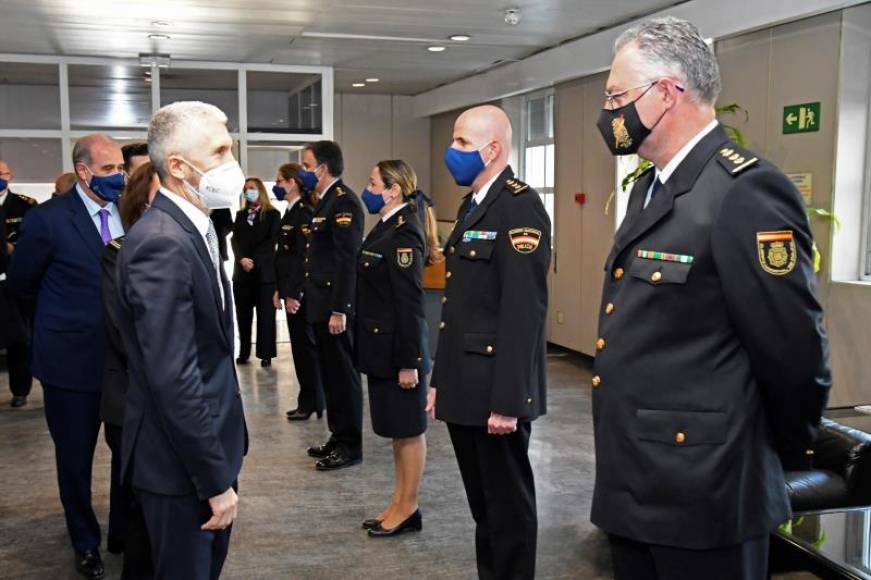 FOTOGRAFÍA. MADRID (ESPAÑA), 22.03.2021. El ministro del Interior, Fernando Grande-Marlaska (i), visita la División de Cooperación Internacional de la Policía Nacional, este lunes, en Madrid. Efe