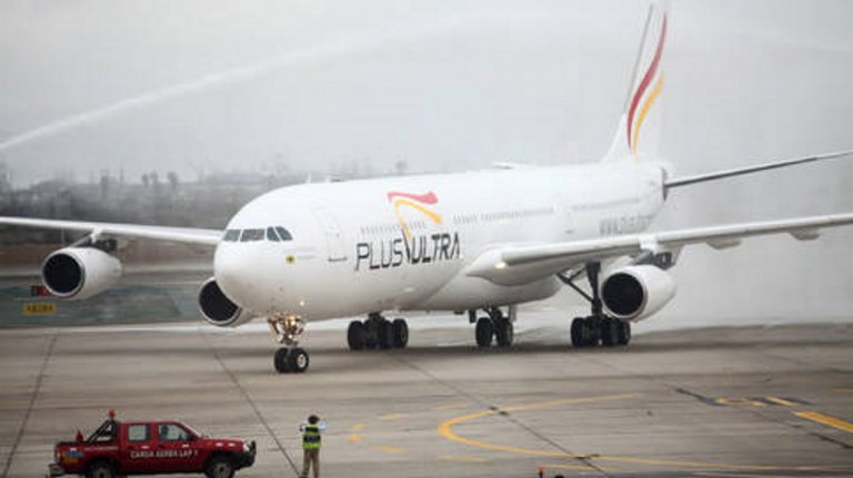 FOTOGRAFÍA. MADRID (ESPAÑA), 23.03.2021. Vista de un avión de la Aerolínea Plus Ultra. La Sociedad Estatal de Participaciones Industriales (SEPI) encargó tres informes independientes para analizar la concesión de la ayuda a la aerolínea Plus Ultra, de los que todos ofrecieron un resultado favorable al rescate. Según ha adelantado este martes el diario El País y ha confirmado Europa Press, los informes fueron realizados por el banco de inversión Daiwa Corporate Advisory, Deloitte y la Agencia Estatal de Seguridad Aérea (AESA). Efe