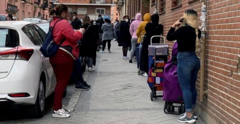 Las colas de hambre en España con el Gobierno del PSOE y Podemos: Los nuevos pobres ante el economato de Cáritas en Madrid