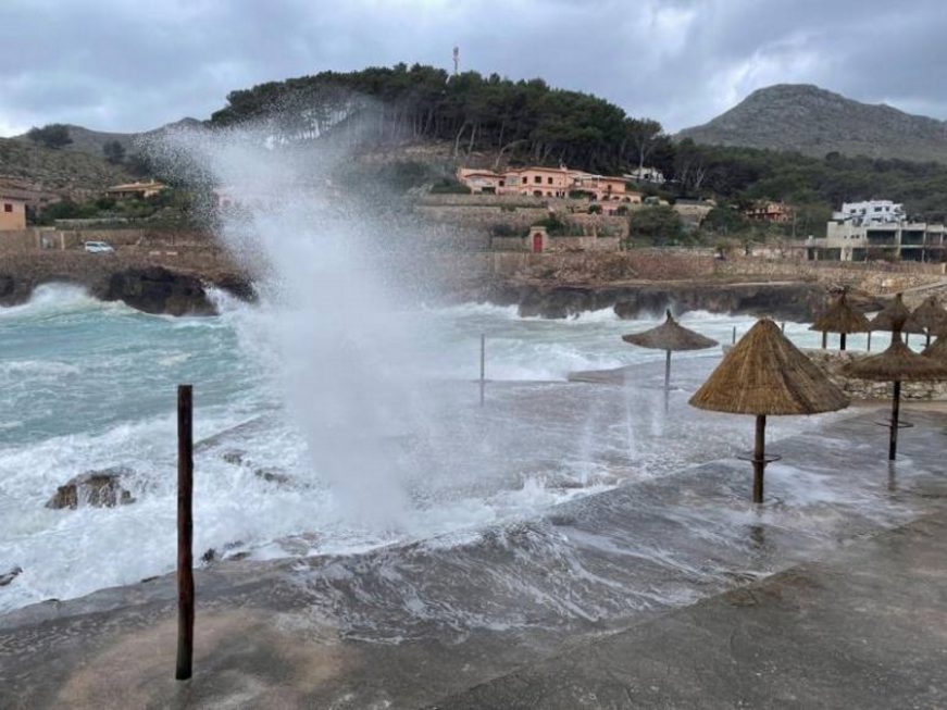 FOTOGRAFÍA. MALLORCA (ESPAÑA), 27.03.2021. Una ola rompe contra el litoral de Mallorca. Efe