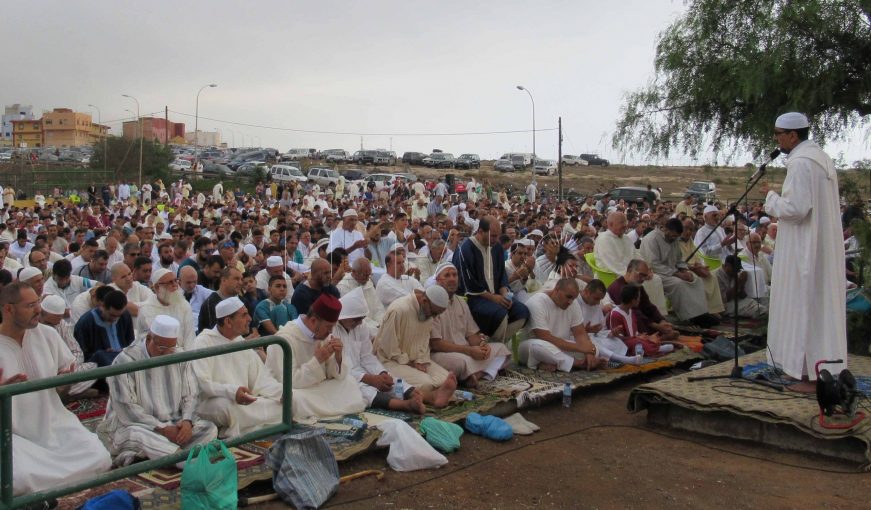 FOTOGRAFÍA. MELILLA (ESPAÑA), SEPTIEMBRE DE 2016. Rezo musulmán al aire libre en Melilla en septiembre de 2016. Efe