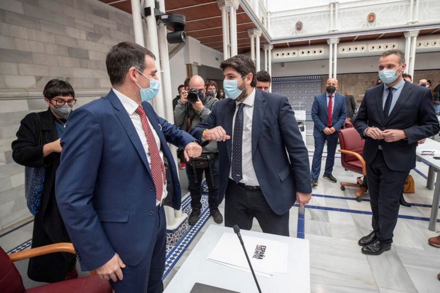 FOTOGRAFÍA. MURCIA (ESPAÑA), 18.03.2021. El presidente de la Comunidad de Murcia, Fernando López Miras (c), Juan José Liarte . Efe
