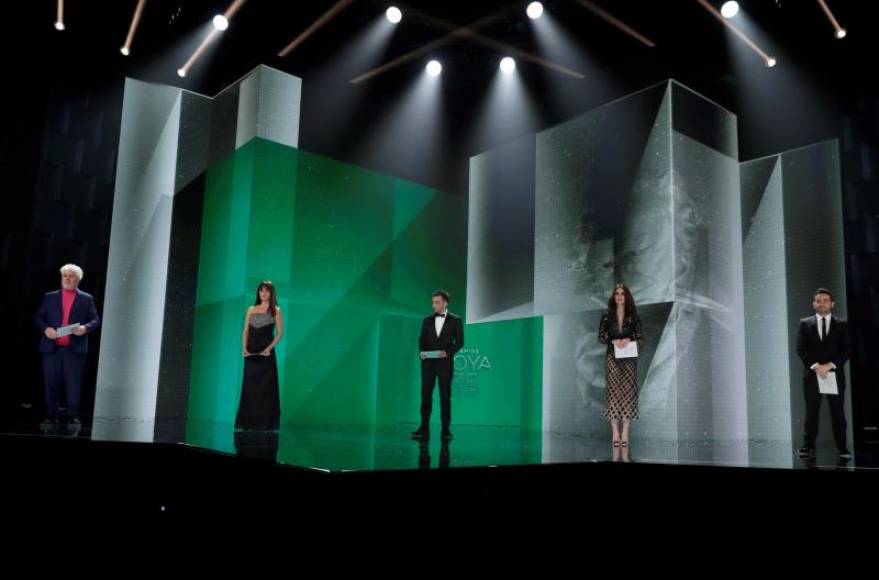 FOTOGRAFÍA. MÁLAGA (ESPAÑA), 06.03.2021. Pedro Almodóvar, Penélope Cruz, Alejandro Amenábar, Paz Vega y Juan Antonio Bayona, en la gala de la 35 edición de los Premios Goya. Efe