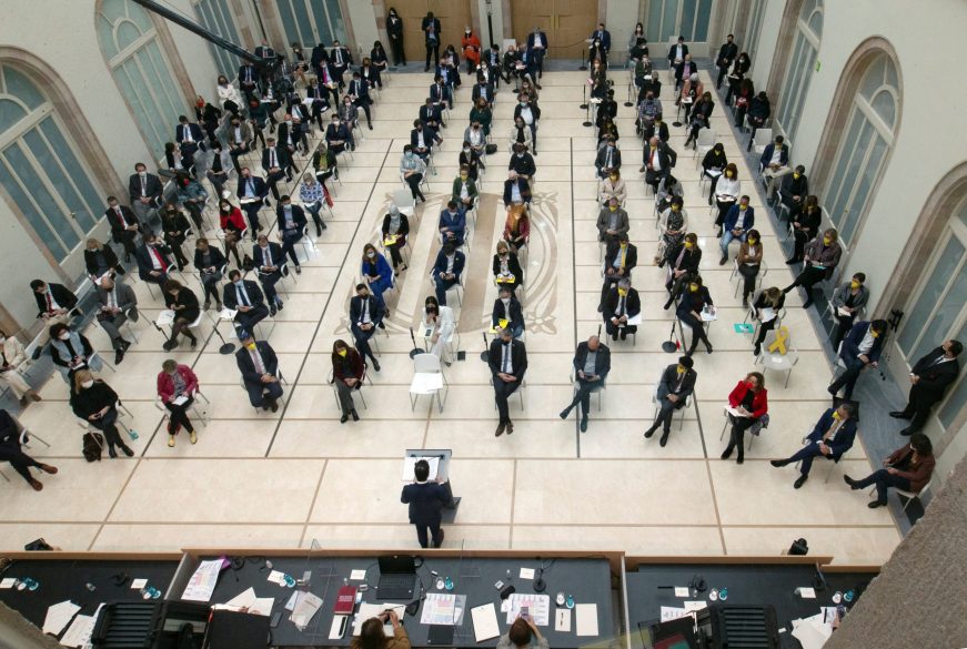 FOTOGRAFÍA. PARLAMENTO DE CATALUÑA 8BARCELONA) ESPAÑA, 26.03.2021. Primer sesión del Pleno de investidura del candidato Aragonés (ERC). Ñ Pueblo (4)