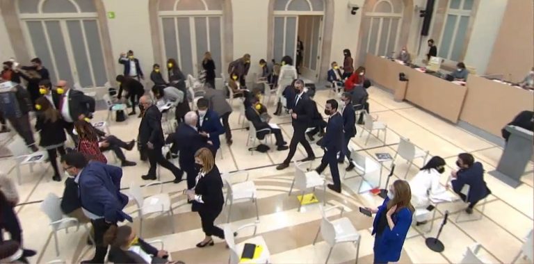 Pactar la investidura a 3 bandas y vetar ilegalmente la designación del senador de VOX en el Parlamento de Cataluña