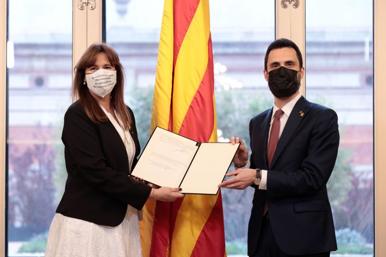 La nueva presidente del Parlamento de Cataluña Laura Borrás acusa al anterior Roger Torrent (ERC) de «no proteger el Parlamento»