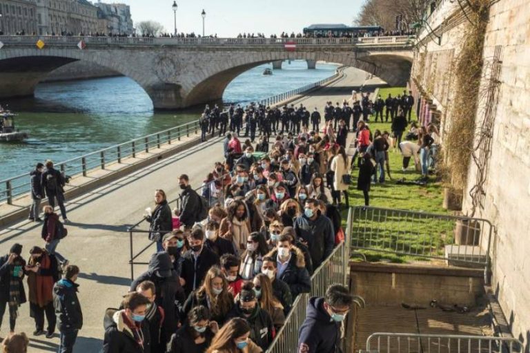 La Policía desaloja los muelles del Sena en París (Francia), abarrotados pese a las restricciones por covid 19