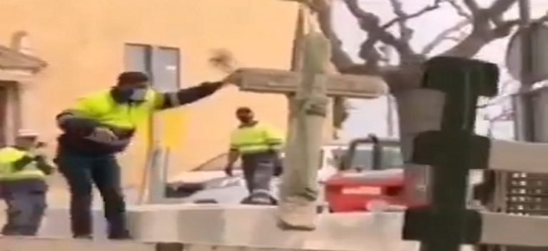 El gobierno de coalición nacionalsocialista de San Vicente de Montalt​ quita la Cruz ubicada frente la Parroquia