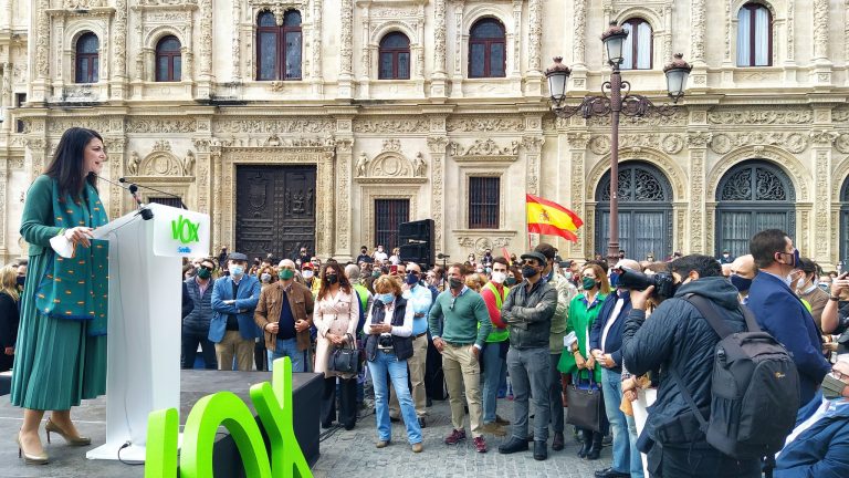 Olona se viste de verde desde Sevilla el 28F: «Amamos Andalucía»
