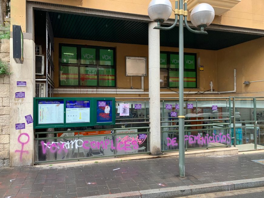 FOTOGRAFÍA. TARRAGONA, 08.03.2021. Vista de la sede de VOX en Tarragona, atacada por los grupos de ultraizquierda y feminismo el 8M. Ñ Pueblo (1)