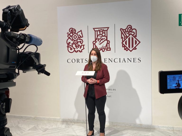 Ana Vega (VOX): «El Botánico ha votado en contra de una necesidad, que es la prevención de los efectos secundarios en los enfermos de coronavirus, por puro sectarismo»