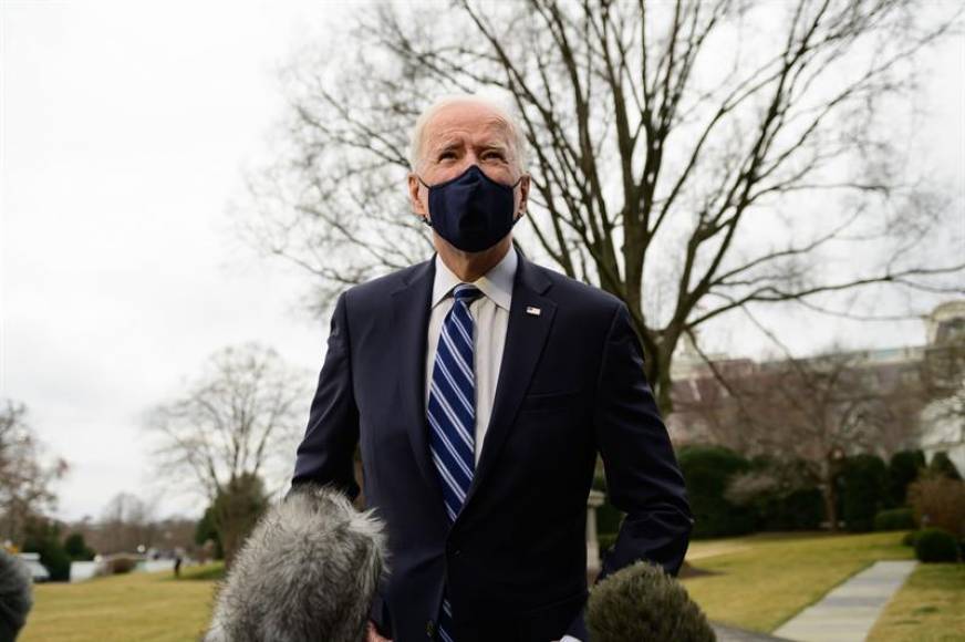 FOTOGRAFÍA. WASHINGTON (EEUU), 16.03.2021. El presidente estadounidense, Joe Biden, fue registrado este martes al atender a la prensa, en los jardines de la Casa Blanca. Efe