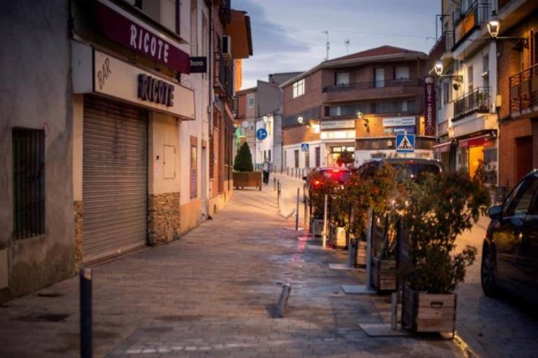 Al menos 7 heridos tras arrollar un coche 2 terrazas de Yunquera de Henares (Guadalajara) por perder el conductor Mohammadi la custodia de sus hijos